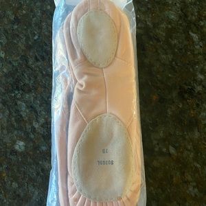 UNUSED pale pink Bloch ballet slippers size 7